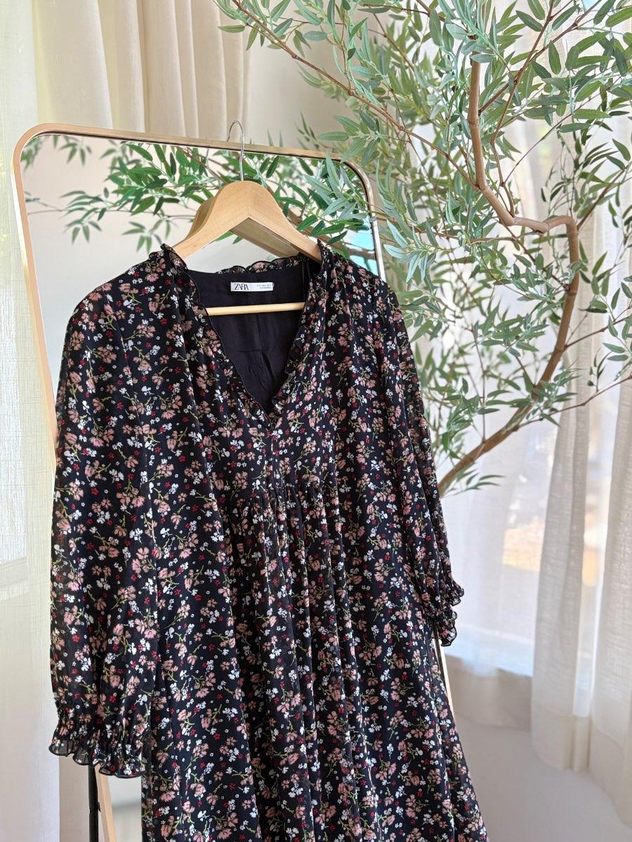 01.11 vestido corto negro estampado flores Zara .JPG