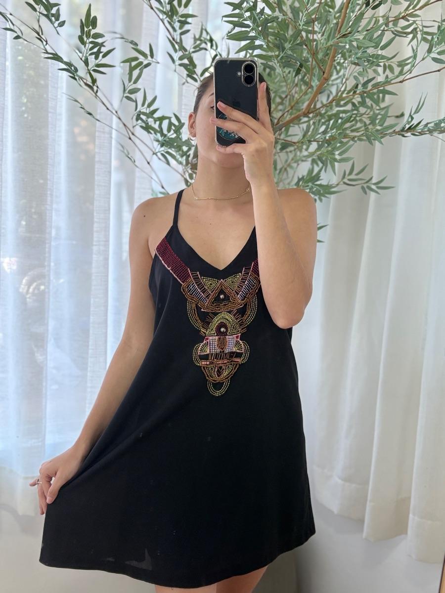 Vestido Corto Negro con Detalles de Piedritas 06.189.jpg