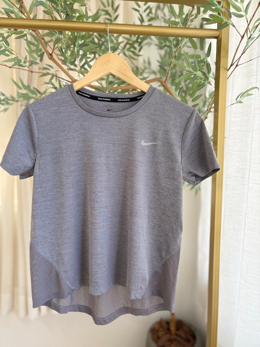 Remera Deportiva Gris NIKE 07.210.jpg