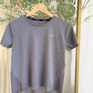 Remera Deportiva Gris NIKE 07.210.jpg