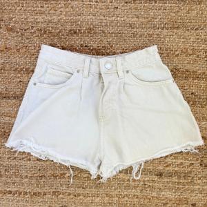 Short de Jeans Blanco PULLYBEAR 07.231.jpg