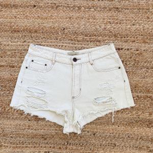01.42 short de jeans blanco the urban haus.JPG