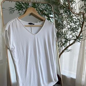 01.66 remera casual blanco eneache .JPG