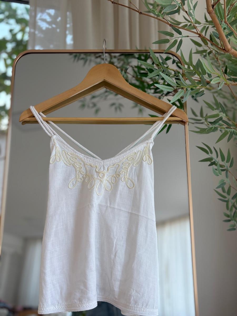 01.95 camisilla diseño bordado blanco urban haus .JPG